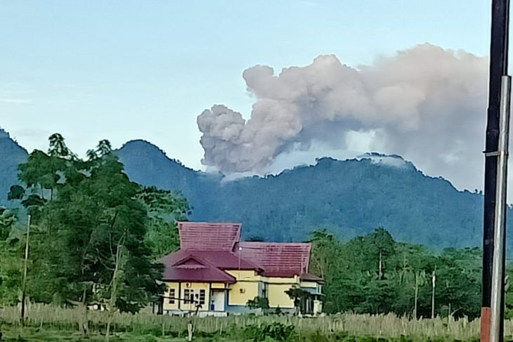 Warga Tobelo Utara terpapar abu vulkanik dari erupsi Gunung Dokuno