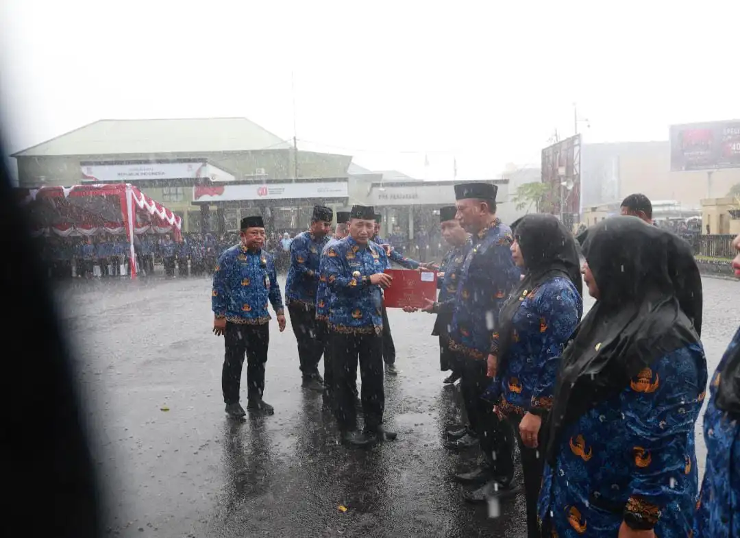 Di Bawah Guyuran Hujan, Ribuan PPPK Paruh Waktu Terima SK Dari Pemkot Ternate