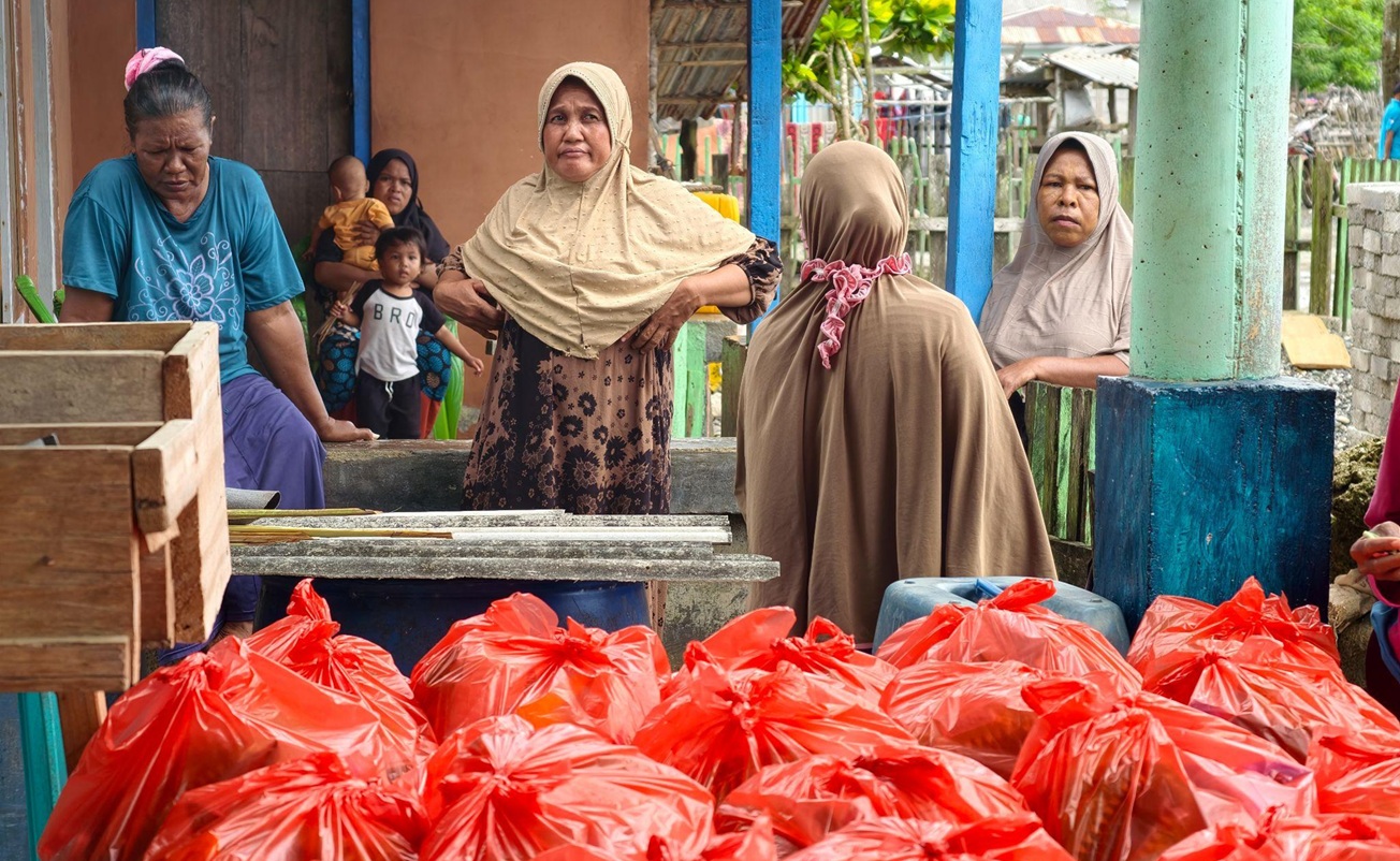 Dapat Sembako Murah dan Modal Usaha, Warga Soligi Antusias Sambut Bazar Ramadan Harita Nickel