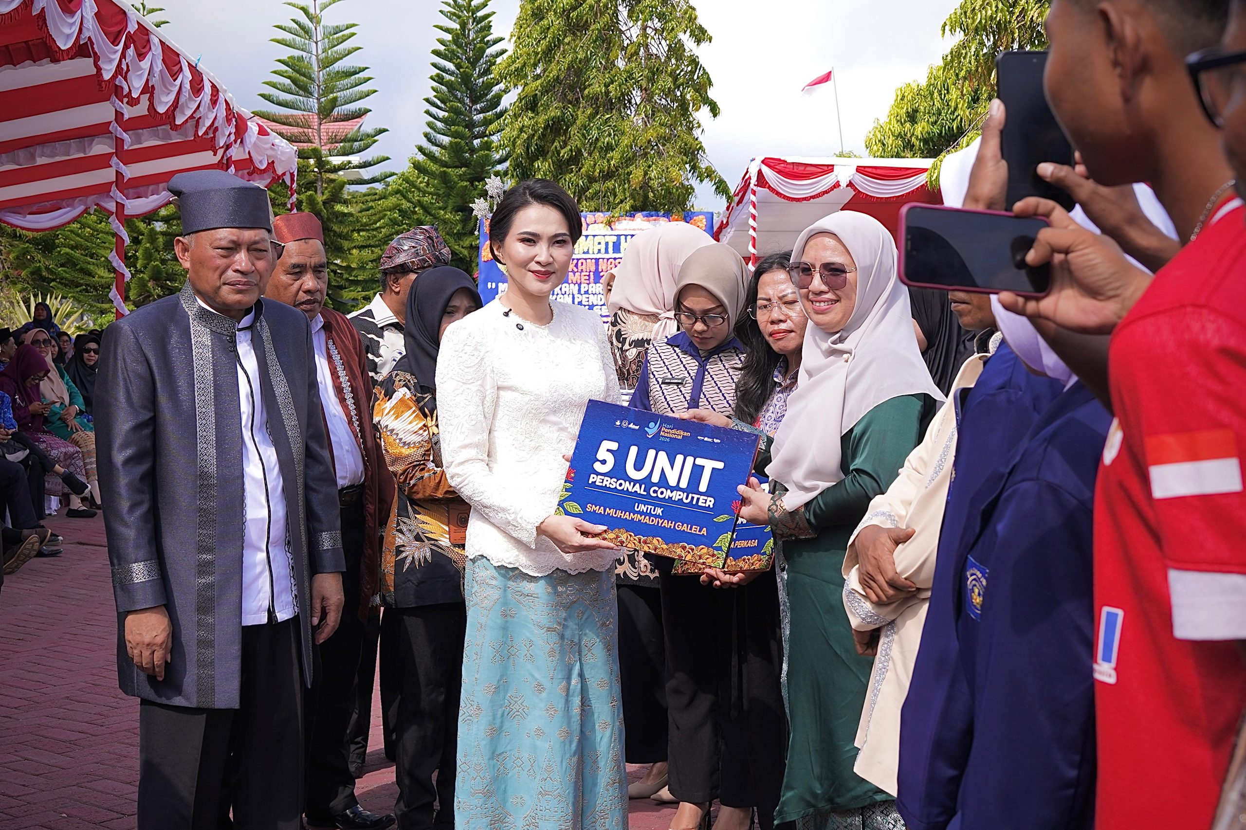 Pemprov Malut Bagikan 412 Komputer dan Bonus Tabungan bagi Siswa Berprestasi