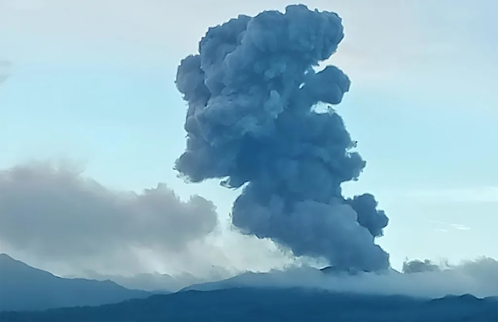 Erupsi Dahsyat Gunung Dukono Telan Korban: Dua WNA Singapura Tewas, Satu Pendaki Hilang