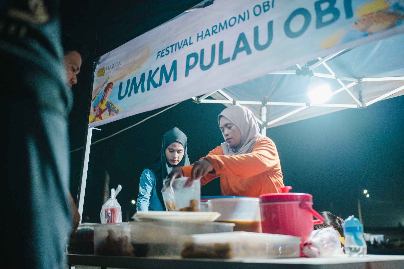 Di Gerai UMKM Festival Harmoni Obi, Jualan Mama-Mama Kawasi Habis Sebelum Acara Usai